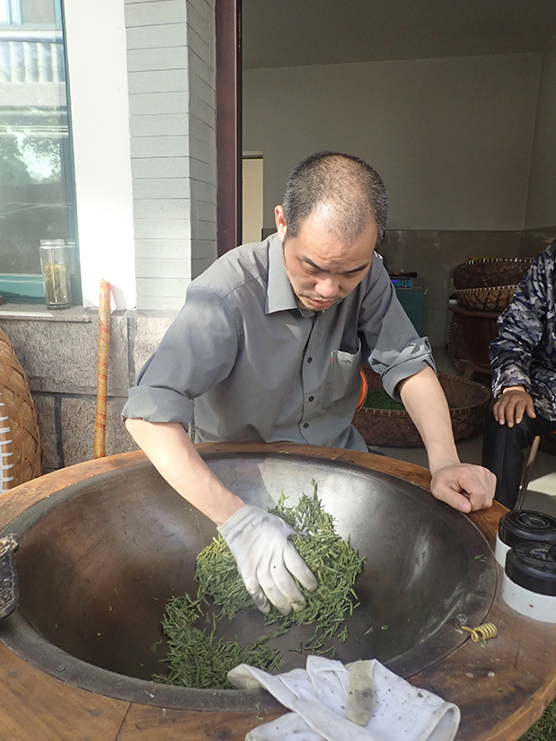 Verarbeitung grüner Tee im Wok